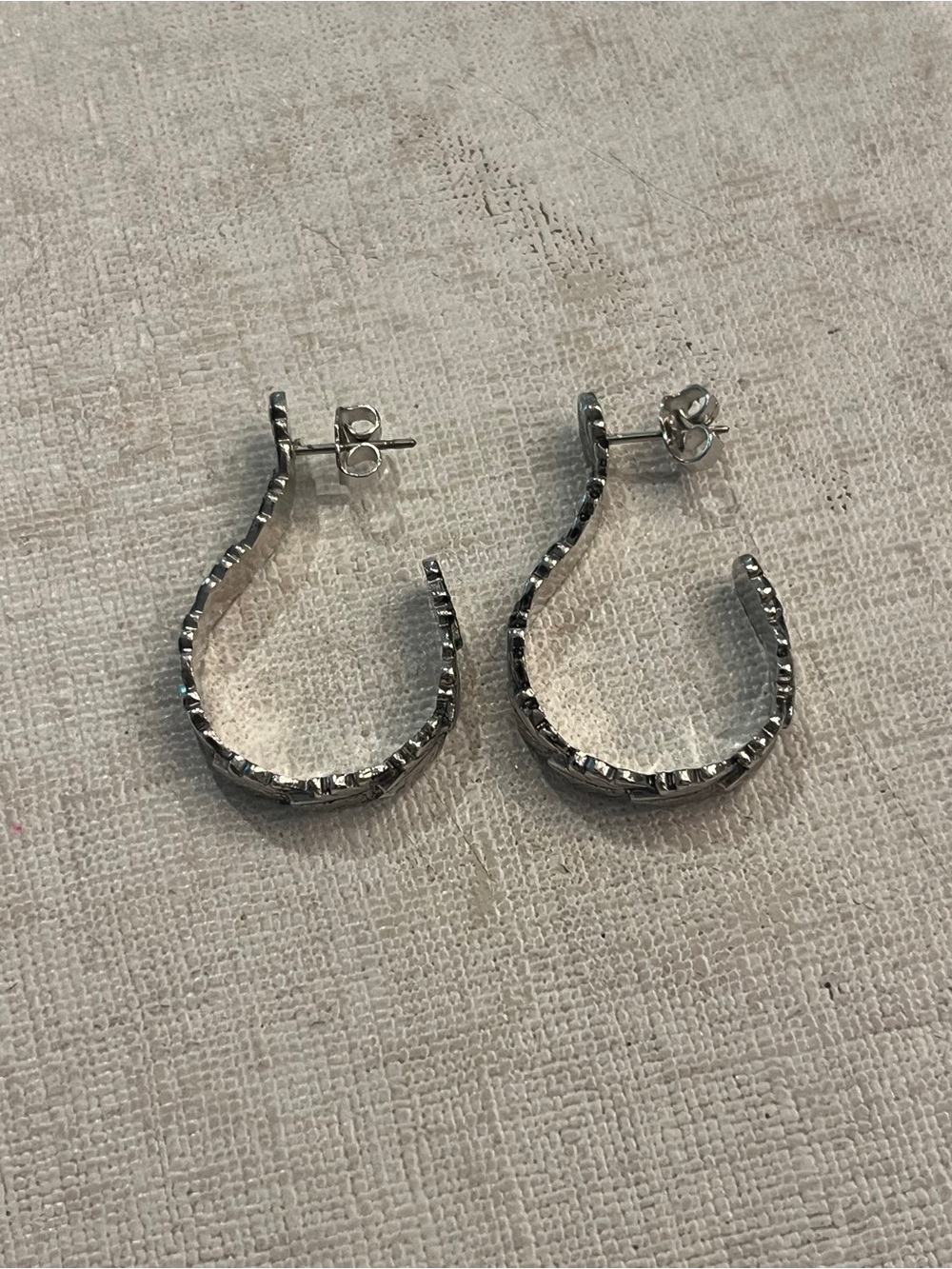 Vintage silver tone leaf Hoop studEarrings. Perfect for fall! - Picture 3 of 4